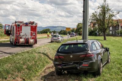 Aichtal-Groetzingen: Auto landet am Baum